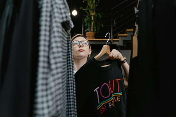 How do UK street style trends impact women's fashion?